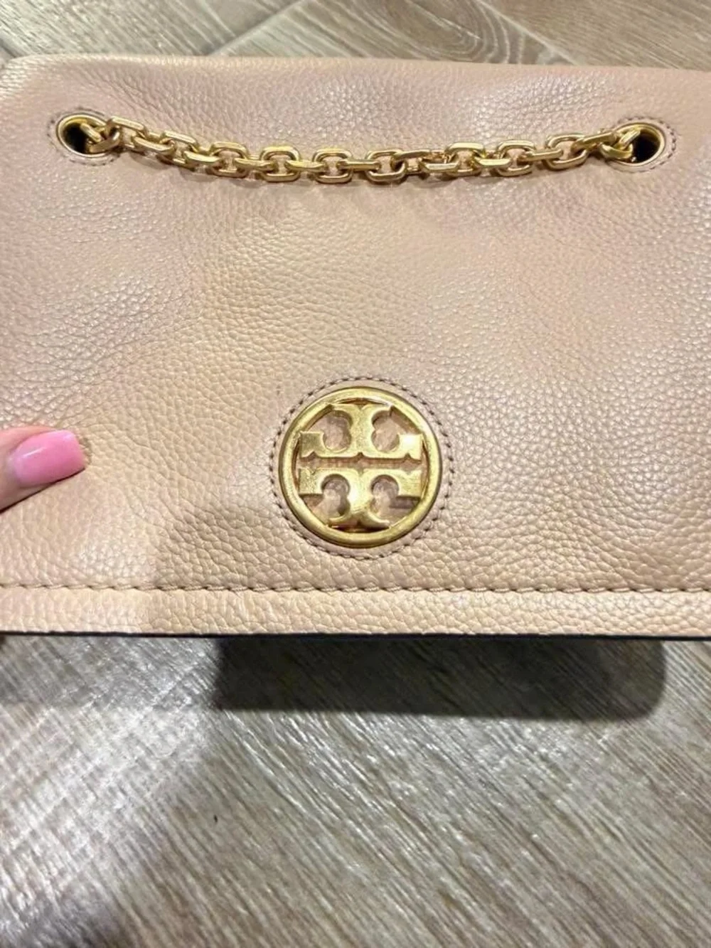Tory Burch Beige Pebbled Leather Chain Shoulder Bag w/ Gold Logo. Style Carson.